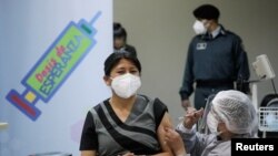 Los bolivianos han comenzado a vacunarse contra COVID-19 y volverán a las urnas el 7 de marzo a elegir gobernadores y alcaldes en elecciones regionales.
