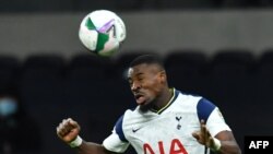 Serge Aurier tête la balle lors d'un match entre Tottenham et Brentford au Tottenham Hotspur Stadium, Angleterre, le 5 janvier 2021. 