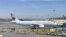 Máy bay Air Canada đậu tại phi trường Trudeau gần Montreal, Canada. 