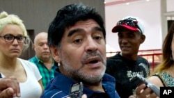 L'ancienne star du football, l'argentin Diego Armando Maradona, répondant à des journalistes à La Havane, à Cuba