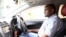 Un nouveau conducteur Uber dans sa voiture à Nairobi le 9 mars 2016.