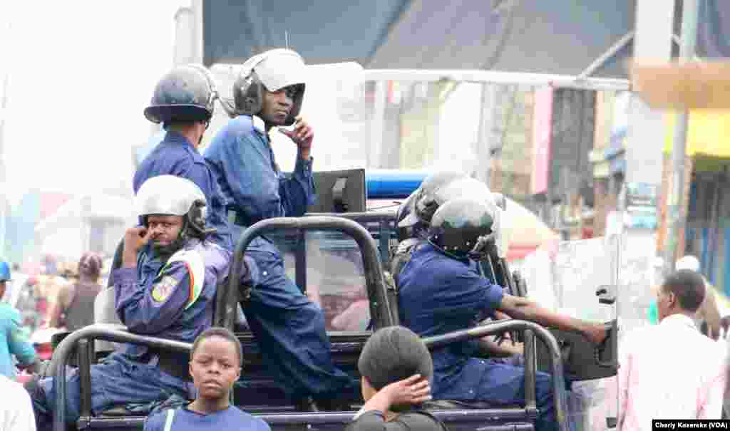 Des policiers devant la Cathédrale Saint-Joseph à Goma, en RDC, le 25 février 2018/ (VOA/Charly Kasereka)