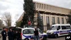 Petugas kepolisian dan petugas kepolisian anti huru-hara berjaga di luar Kedutaan Besar Rusia di Paris, Senin, 26 Maret 2018. (AP Photo/Christophe Ena)