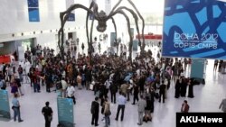 12月7日在卡塔尔的多哈会议现场，活动人士要求与会人士采取行动解决气候变化问题