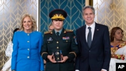 Brigadir Jenderal Bolor Ganbold (tengah) dari Mongolia menerima penghargaan International Women of Courage dari Menteri Luar Negeri AS Antony Blinken dan Ibu Negara Jill Biden dalam acara penghargaan yang digelar di Gedung Putih, Washington, pada 8 Maret 2023. (Foto: AP)