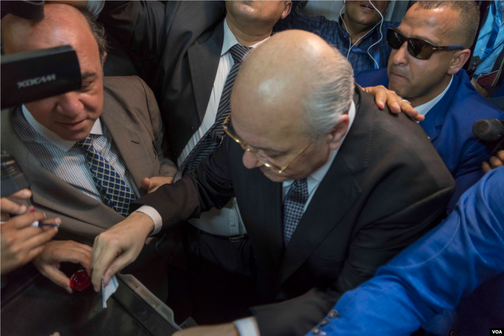 Mousa Mostafa Mousa, President al-Sissi’s sole challenger, casts his ballot in central Cairo, March 26, 2018. (H. Elrasam for VOA)