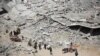 Palestinci pregledaju štetu u području oko bolnice Al-Shifa u Gazi nakon povlačenja izraelske vojske 1. aprila 2024. godine, usred tekućih bitaka Izraela i militantne grupe Hamas.