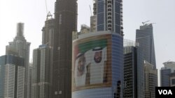 Gambar-gambar Sheik Mohammed bin Rashid Al-Maktoum, Perdana Menteri UEA dan penguasa Dubai, kiri, dan Sheik Khalifa bin Zayed Al-Nahyan, presiden UAE president, kanan, nampak terlihat di sebuah gedung di Internet City, di Dubai..