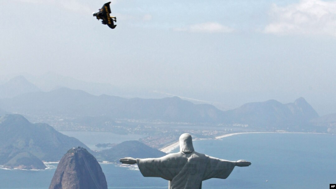 El aviador suizo Yves Rossy vuela en las cercanías del Cristo Redentor en Río de Janeiro.
