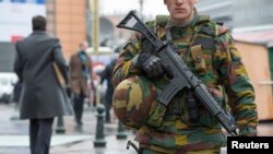 Un soldat belge à l'entrée du siège du parlement européen au centre de Bruxelles, le 19 janvier 2015.