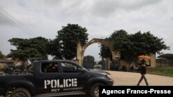 Un camion de police est stationné à l'extérieur des quartiers du personnel de l'université d'Abuja où des hommes armés ont enlevé des personnes, dont des professeurs et des membres de leur famille, à Abuja, au Nigeria, le 2 novembre 2021.