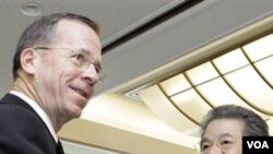 Laksamana Mike Mullen berjabat tangan dengan Menteri Pertahanan Jepang Toshimi Kitazawa di Tokyo, Rabu 8 Desember 2010.