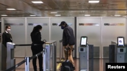 25일 브라질 상파울루 구아룰류스 국제공항에서 여행객이 출국심사를 받고 있다. 