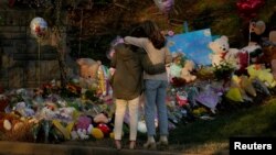 Improvizovani spomenik žrtvama na ulazu u školu Covenant u Nashvilleu, poslije smrtonosne pucnjave 29. marta 2023. (Foto: Reuters/Cheney Orr)