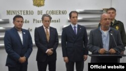 El ministro de Gobierno de Bolivia, Arturo Murillo (der.) ofrece declaraciones sobre encuentro con representantes de la Unión Europea para "bajar la tensión" con España.