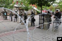 Vojnici KFOR-a i ograda od bodljikave žice u Zvečanu na severu Kosova, posle sukoba sa srpskim demonstrantima (AP/Bojan Slavkovic)