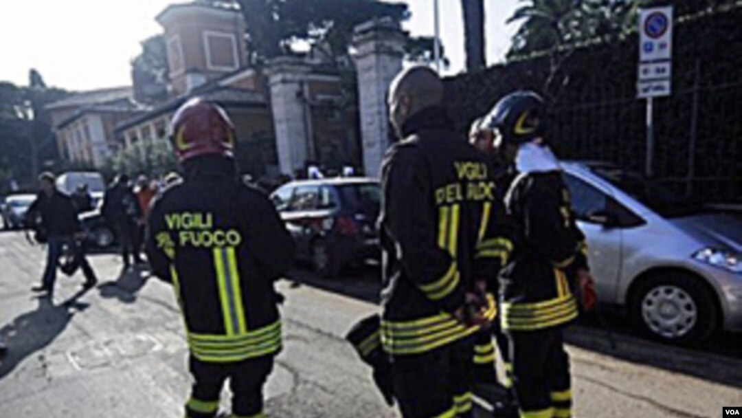 Pasukan pemadam kebakaran Italia berdiri di depan kedutaan Swiss di Roma, di mana salah satu paket bom meledak, Kamis, 23 Desember 2010.
