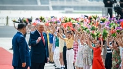 北京人民大会堂东门外广场举行的欢迎仪式上，中国儿童手举鲜花和美中小国旗，欢迎来访的美国总统特朗普。中国国家主席习近平站在特朗普身旁。(2026年5月14日)