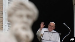 ARCHIVO: El Papa Francisco saluda durante la oración del Ángelus del mediodía desde la ventana de su estudio con vista a la Plaza de San Pedro, en el Vaticano, el domingo 3 de marzo de 2024.