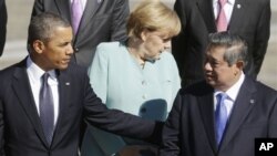 Presiden Barack Obama (kiri), Presiden Susilo Bambang Yudhoyono (kanan) dan Kanselir Jerman Angela Merkel (tengah) sesaat sebelum foto bersama para peserta KTT G-20 di Istana Konstantin, St. Petersburg, Rusia (6/9).