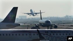 ARCHIVO - Aviones de pasajeros despegan del Aeropuerto Internacional Benito Juárez, en Ciudad de México, el 12 de mayo de 2022.