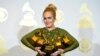 Adele berpose dengan semua piala Grammy yang diraihnya, yakni album tahun ini untuk &quot;25&quot;, lagu tahun ini untuk &quot;Hello&quot;, rekaman tahun ini untuk &quot;Hello&quot;, penampilan solo pop terbaik untuk &quot;Hello&quot;, dan album vokal pop terbaik untuk &quot;25&quot; di Staples Center, Los Angeles (12/2). (Chris Pizzello/Invision/AP)