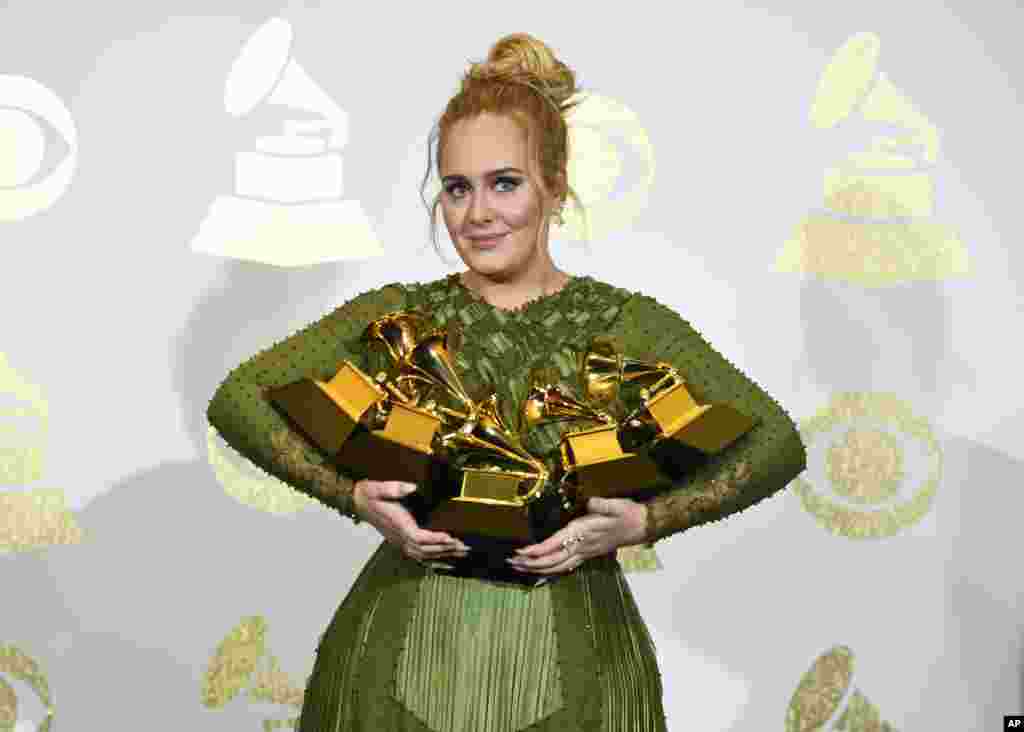 Adele berpose dengan semua piala Grammy yang diraihnya, yakni album tahun ini untuk &quot;25&quot;, lagu tahun ini untuk &quot;Hello&quot;, rekaman tahun ini untuk &quot;Hello&quot;, penampilan solo pop terbaik untuk &quot;Hello&quot;, dan album vokal pop terbaik untuk &quot;25&quot; di Staples Center, Los Angeles (12/2). (Chris Pizzello/Invision/AP)