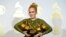 Adele berpose dengan semua piala Grammy yang diraihnya, yakni album tahun ini untuk "25", lagu tahun ini untuk "Hello", rekaman tahun ini untuk "Hello", penampilan solo pop terbaik untuk "Hello", dan album vokal pop terbaik untuk "25" di Staples Center, Los Angeles (12/2). (Chris Pizzello/Invision/AP)