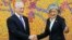 El secretario de Defensa de EE.UU., Jim Mattis, izq., se reunió con la ministra de Relaciones Exteriores de Corea del Sur, Kang Kyung-wha el viernes en Seúl.