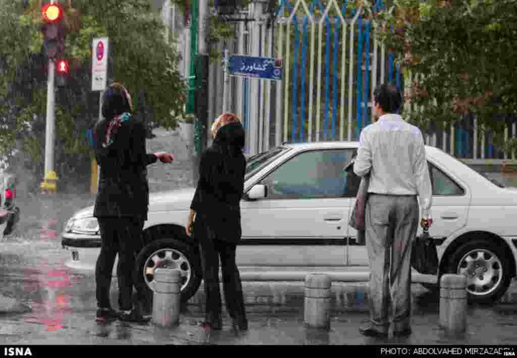 بارش باران در تهران اگرچه طرفداران و مشتاقانی هم داشت اما شدت آن در برخی خیابان&zwnj;ها سیلاب به راه انداخت و باعث بروز مشکلاتی شد. &nbsp;