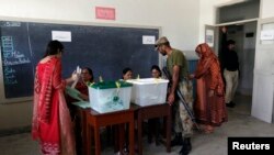  دخيبرپښتونخوا حکومت که هر څو ټوله صوبه کې دانتخاباتو په مهال دبشپړ امنيت برابرولو دعوې کولې خو دخالي په ورځ دصوبې بيلا بيلو سيمو کې دناقصو امنيتي انتظاماتو له امله دسياسي کارکوونکو ترمينځ څوک څپيړه شوې اؤ دډزو پيښې رامينځته شوي دي.