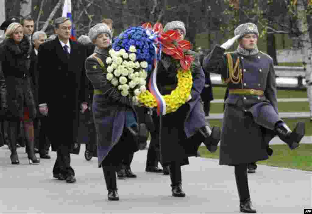 Slovenian President Danilo Turk, second left, takes part in a wreath laying ceremony at the Tomb of Unknown soldier in Moscow, Russia, Wednesday, Nov. 17, 2010. (AP Photo/Misha Japaridze)