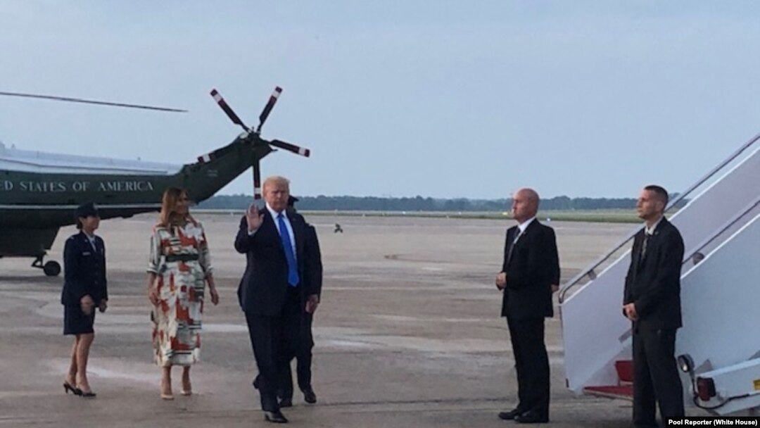 Perezida wa Reta zunze ubumwe z'Amerika Donald Trump, n'umutambukanyi wiwe Melania Trump, ku kibuga c'indege Andrews, Maryland, itariki 02/06/2019.