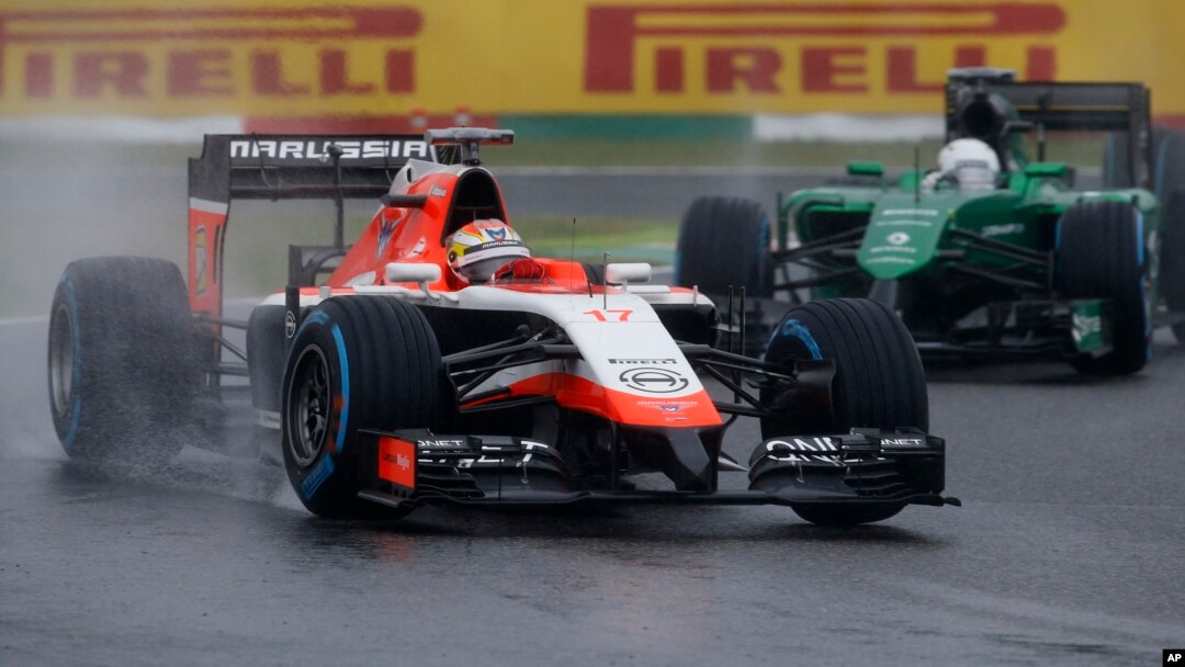 Pebalap tim Marussia Jules Bianchi (kiri) memacu mobilnya sebelum kecelakaan di Suzuka, Jepang Minggu (5/10).