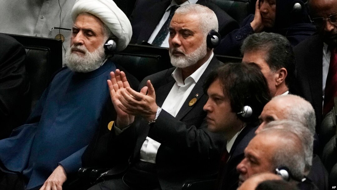 Šef Hamasa Ismail Hanije aplaudira tokom govora iranskog predsednika Masuda Pezeškijana, dok zamenik lidera libanske ekstremističke grupe Hezbolah, šeik Naim Kasem, levo, sedi, tokom ceremonije polaganja zakletve Pezeškijana u iranskom parlamentu, u Teheranu, 30. jula 2024.