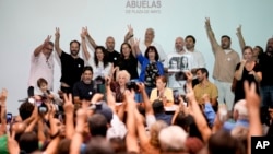 Estela de Carlotto, centro izquierda, presidenta del grupo argentino de derechos humanos Abuelas de Plaza de Mayo, ofrece una conferencia de prensa en Buenos Aires, Argentina, el martes 21 de enero de 2025. 