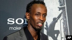 Barkhad Abdi posa para los fotógrafos en la alfombra roja durante la presentación de la película "Capitán Phillips" en el Newseum en Washington.