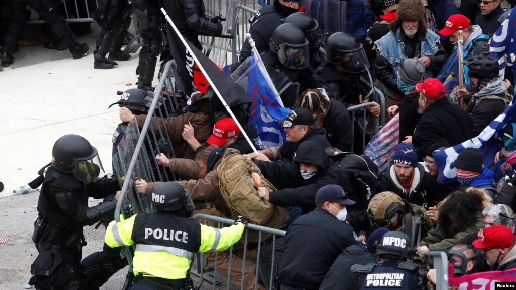 支持特朗普的抗议者集会期间与国会警察冲突并推到隔离屏障。(2021年1月6日)(photo:VOA)