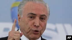 El presidente de Brasil, Michel Temer, dice que no piensa en cerrar la frontera a los migrantes venezolanos.