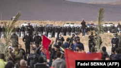 Des agriculteurs marocains protestent dans la ville de Figuig, le 18 mars 2021, après que les autorités algériennes ont expulsé les producteurs de dattes du territoire algérien dans une zone frontalière qu'ils sont traditionnellement autorisés à exploiter. 