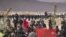Des agriculteurs marocains protestent dans la ville de Figuig, le 18 mars 2021, après que les autorités algériennes ont expulsé les producteurs de dattes du territoire algérien dans une zone frontalière qu'ils sont traditionnellement autorisés à exploiter. 