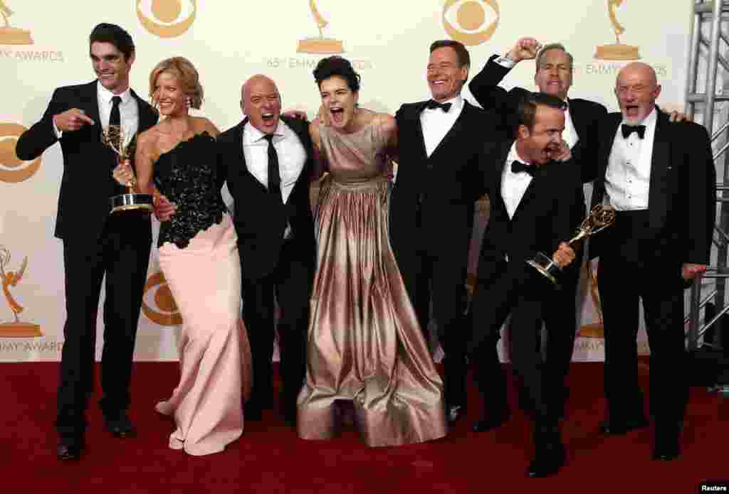 The cast from AMC&#39;s series &quot;Breaking Bad&quot; poses backstage with their awards for Outstanding Drama Series at the 65th Primetime Emmy Awards in Los Angeles, Sept. 22, 2013. 