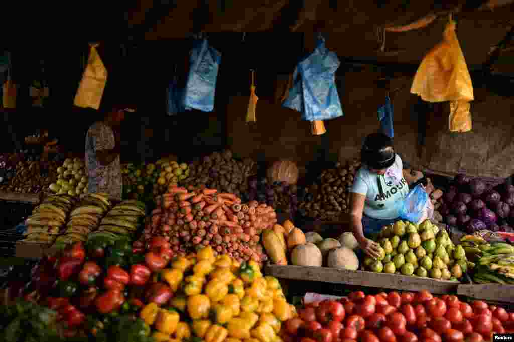بازار فروش میوه و سبزیجات در شهر کاراکس در ونزویلا