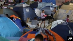 Tiendas de campaña llenan el gimnasio Tancredo Neves que funciona como refugio para venezolanos en Boa Vista, estado de Roraima, Brasil, 8 de marzo de 2018. 