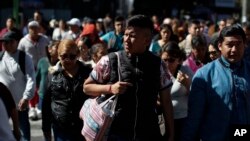 Foto ilustrasi yang menunjukkan seorang pria menggunakan tas kain untuk membawa belanjaannya di Mexico City, Rabu, 1 Januari 2020. (Foto: AP/Rebecca Blackwell)