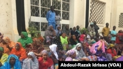 Les travailleurs font un sit-in à Niamey, au Niger, le 23 janvier 2017. (VOA/Abdoul-Razak Idrissa)