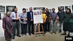 Para pembicara dalam diskusi dan para photographer dalam Pameran Foto Scapegoating the "others" in Southeast Asia, di Galeri Salihara, Pasar Minggu, Jakarta Selatan, Kamis (6/12). (Foto: VOA/Ghita).