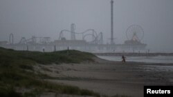 Seorang anak bermain di pantai Galveston, Texas menjelang datangnya badai tropis Nicholas (foto: dok). 