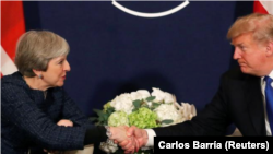 El presidente de Estados Unidos, Donald Trump, estrecha la mano de la primera ministra británica Theresa May durante el Foro Económico Mundial en Davos, Suiza. Imagen de archivo. 25 de enero de 2018 REUTERS/Carlos Barría