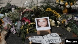 Cvijeće i fotografija žrtve Heather Heyer u Charlottesvilleu